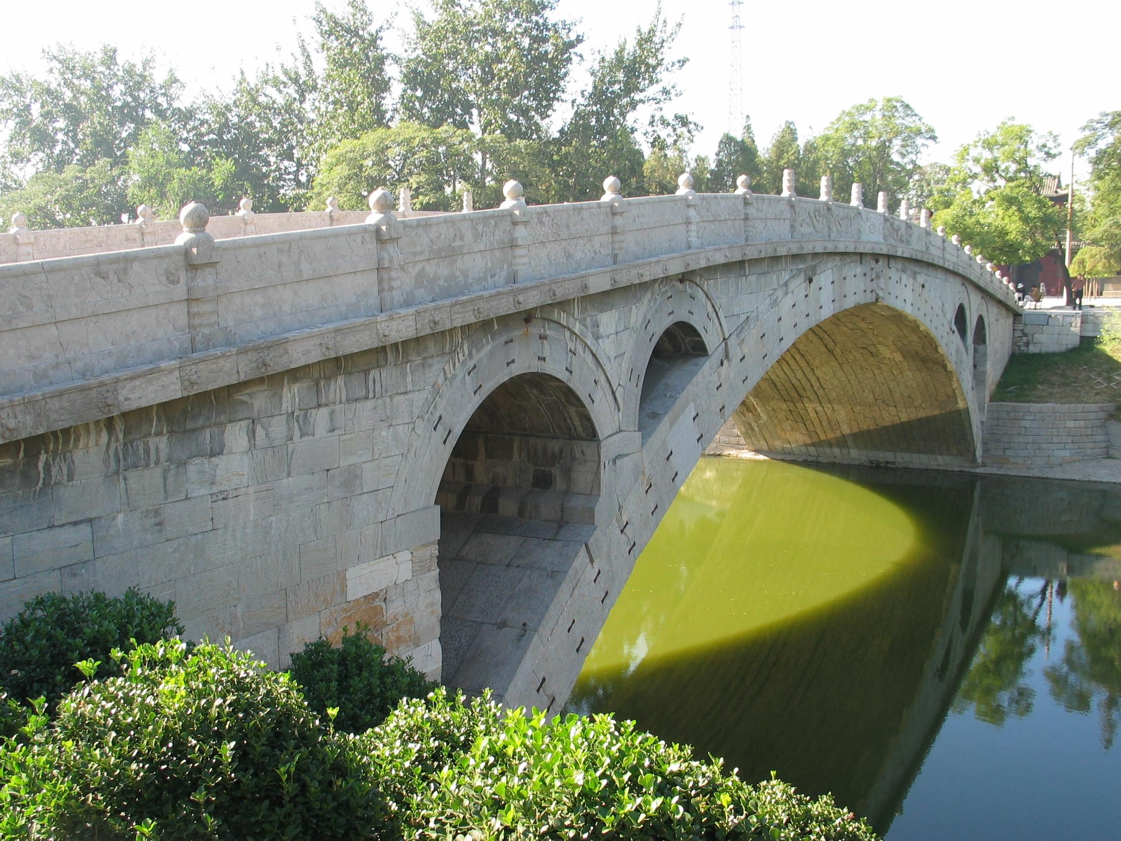 The shallow main arch of Zhaozhou Bridge with four smaller open arches above its shoulders.